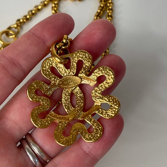 Chanel Vintage 1995 Gold CC Logo Daisy Necklace - Picture 5 of 10